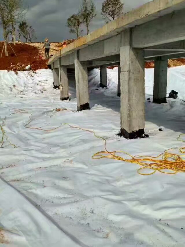 復(fù)合土工膜與橋墩處理